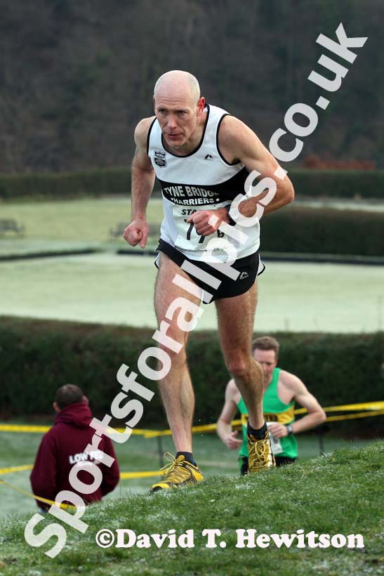 Tyne Bridge 2nd leg in vets Durham Cathedral Relays. Photo: David T. Hewitson/Sports for All Pics